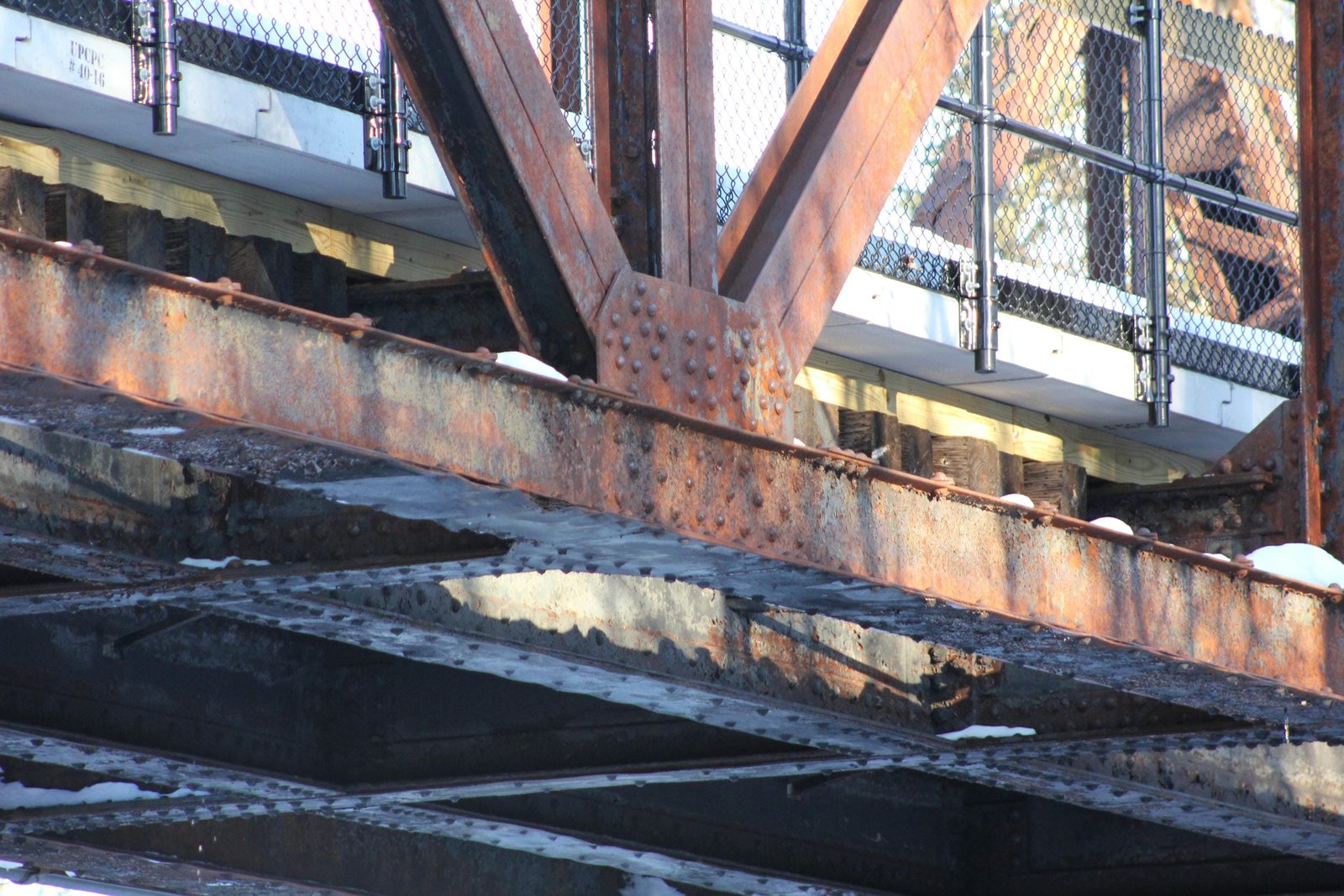Lower connection